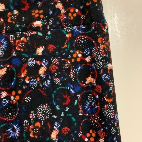 LulaRoe Soft Festive/Floral print leggings. One Size - Picture 4 of 14